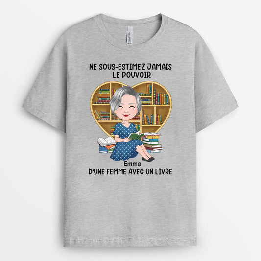 1867AFR2 t shirt ne sous estimez jamais le pouvoir dune femme avec un livre personnalise