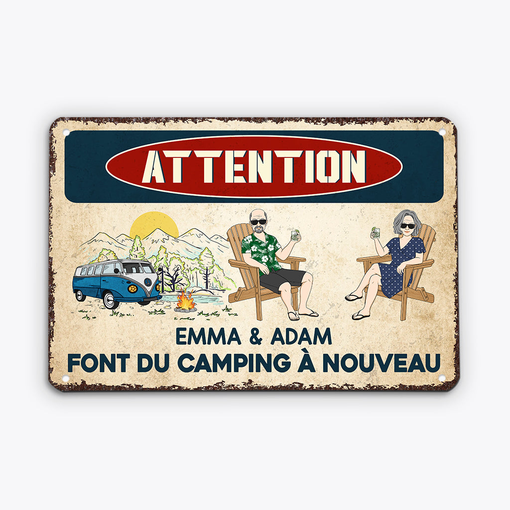 Attention, Ils Font Du Camping À Nouveau - Cadeau Personnalisé | Plaque En Métal Pour Famille