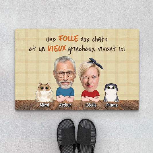 2906DFR1 une folle aux chats et un vieux grincheux vivent ici paillasson personnalise couple avec chats