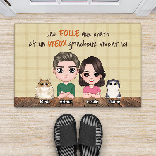 2906DFR2 une folle aux chats et un vieux grincheux vivent ici paillasson personnalise couple avec chats