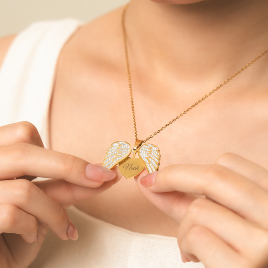 6113JFR2 collier personnalise commemoratif aile d_ange avec prenom 6113j0b5a_0907f281 8073 4f1e 8f46 b9dbccfb60e2