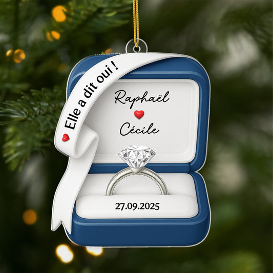 6123OFR1 ornement noel acrylique personnalise couple pour engagement et mariage elle a dit oui 6123o8tag