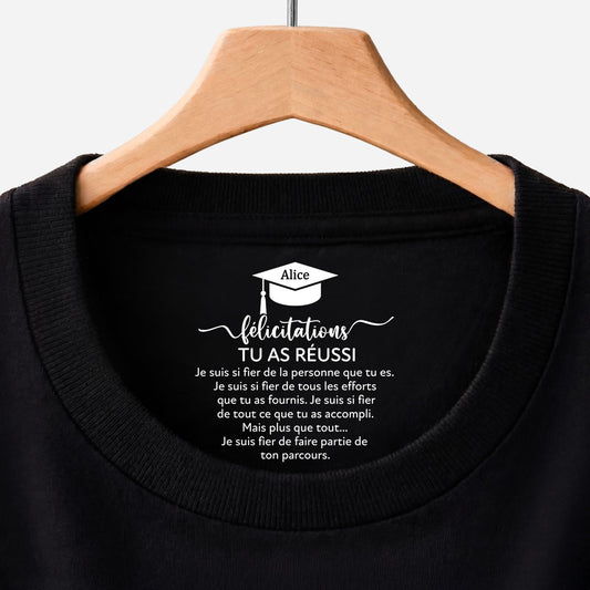 8964AFR1 cadeau pour diplome universitaire_ tee shirt personnalise noir avec texte a l_interieur du col 8964aaavls_1