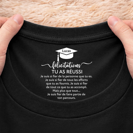 8964AFR1 cadeau pour diplome universitaire_ tee shirt personnalise noir avec texte a l_interieur du col 8964aaavls_2