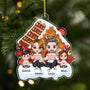 1558OFR1 ornement famille mignonne assise autour de la maison en pain depice de noel personnalise_57338db4 f3e3 4aa3 b72c 29a232a0c8af