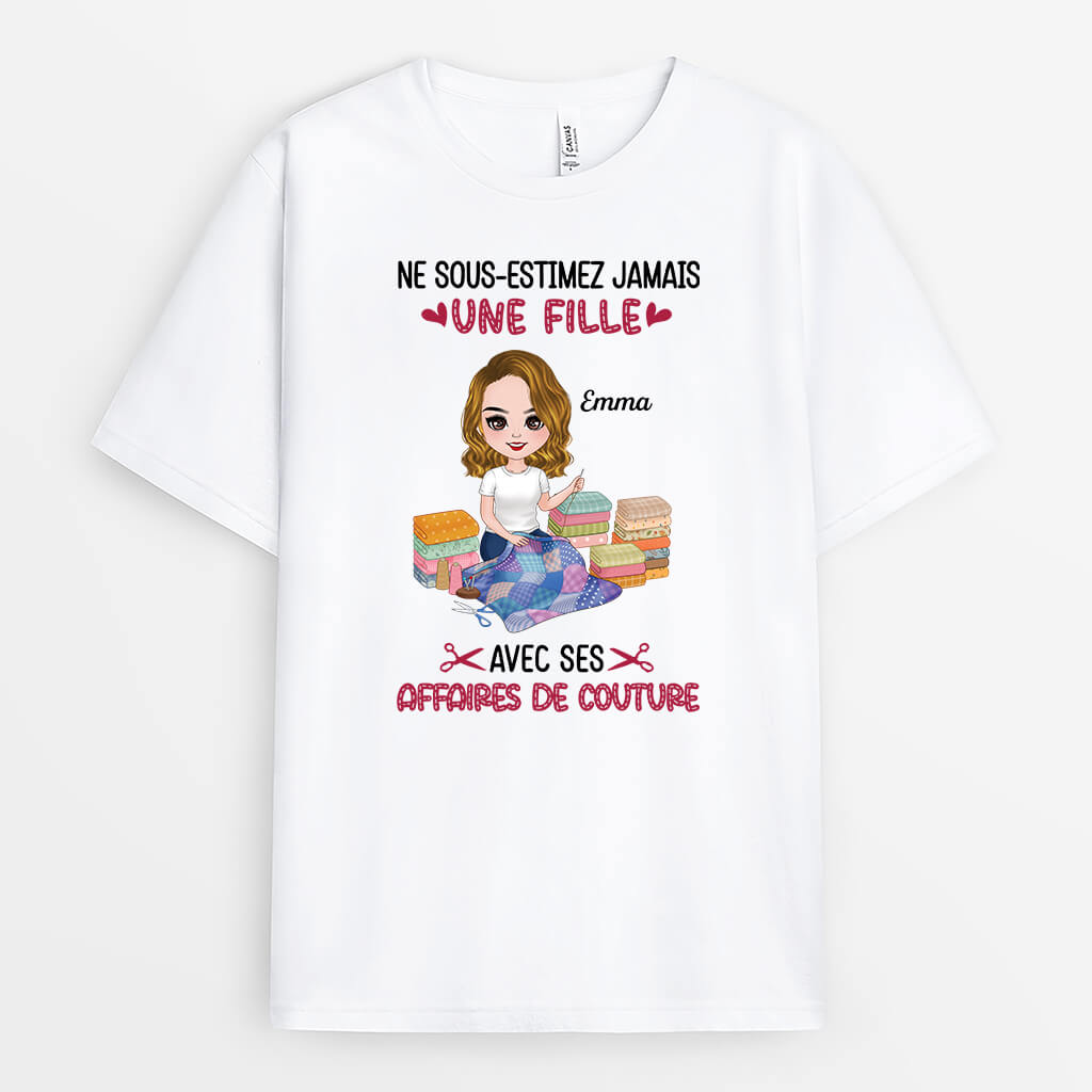 Ne Sous-Estimez Jamais Une Femme Avec Ses Affaires De Couture - Cadeau Personnalisé | T-shirt Pour Femme