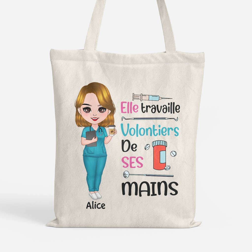 Elle Travaille Volontiers De Ses Mains - Cadeau Personnalisé | Tote Bag Pour Infirmière