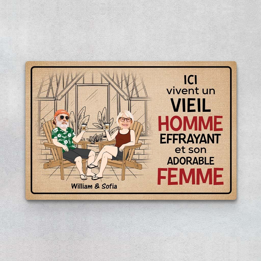 Ici Vivent Un Vieil Homme Effrayant Et Son Adorable Femme - Cadeau Personnalisé | Paillasson Pour Couple