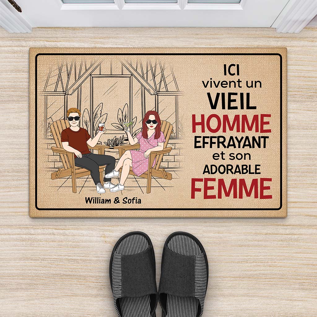 2912DFR2 ici vivent un vieil homme effrayant et son adorable femme paillasson pour couple personnalise_3134c809 25a6 4519 a8dc 514dd5cf96ca
