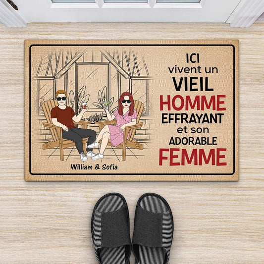 2912DFR2 ici vivent un vieil homme effrayant et son adorable femme paillasson pour couple personnalise_3134c809 25a6 4519 a8dc 514dd5cf96ca