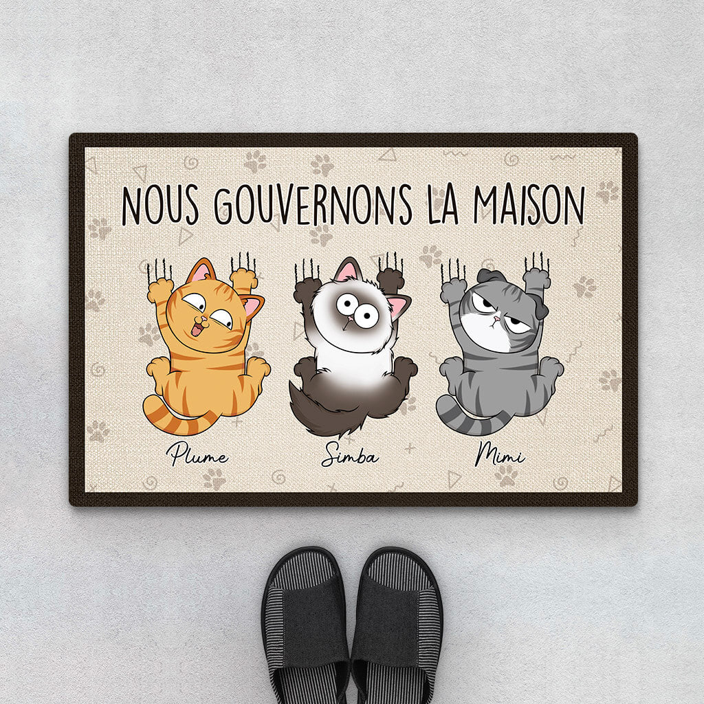 Nous Gouvernons La Maison Version Chats Espiègles - Cadeau Personnalisé | Paillasson Pour Amoureux Des Animaux