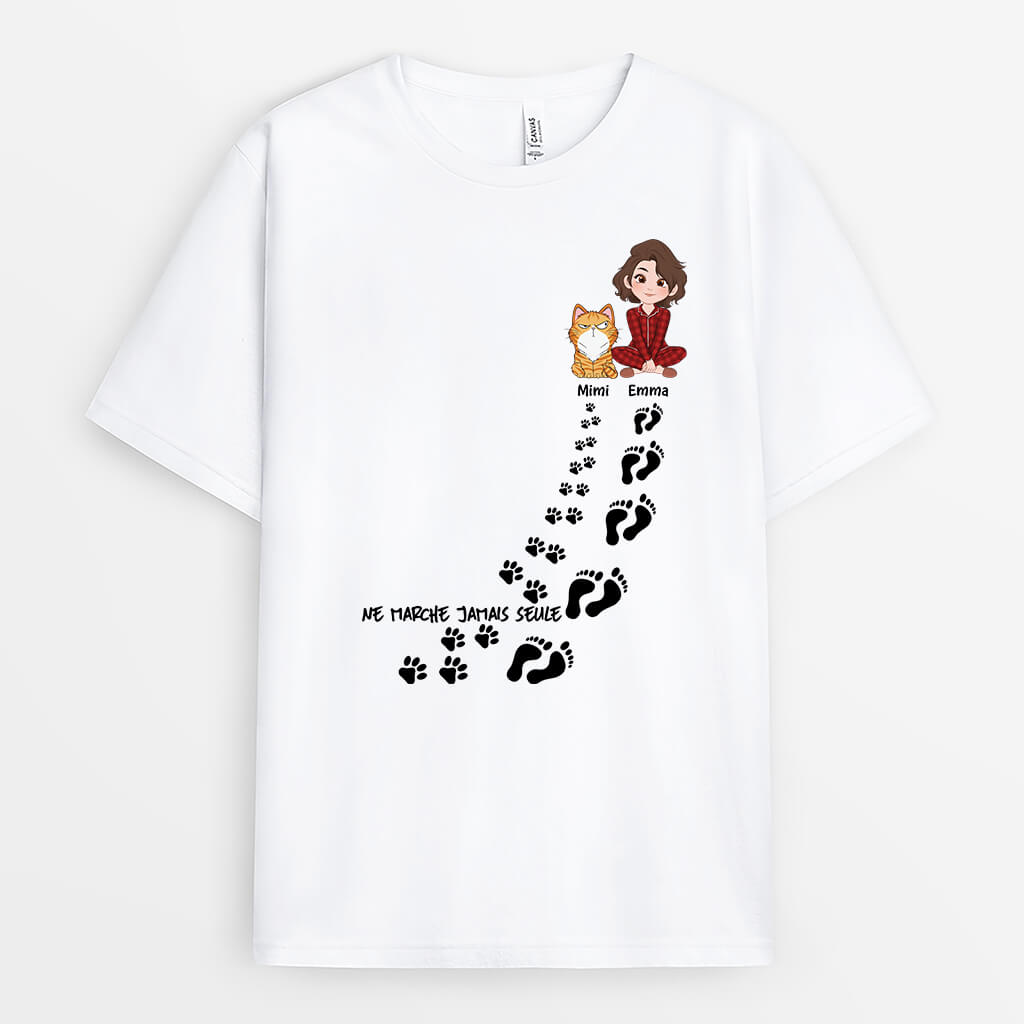 Ne Marche Jamais Seul Version Pyjama Avec Chat - Cadeau Personnalisé | T-shirt Pour Amoureux Des Animaux