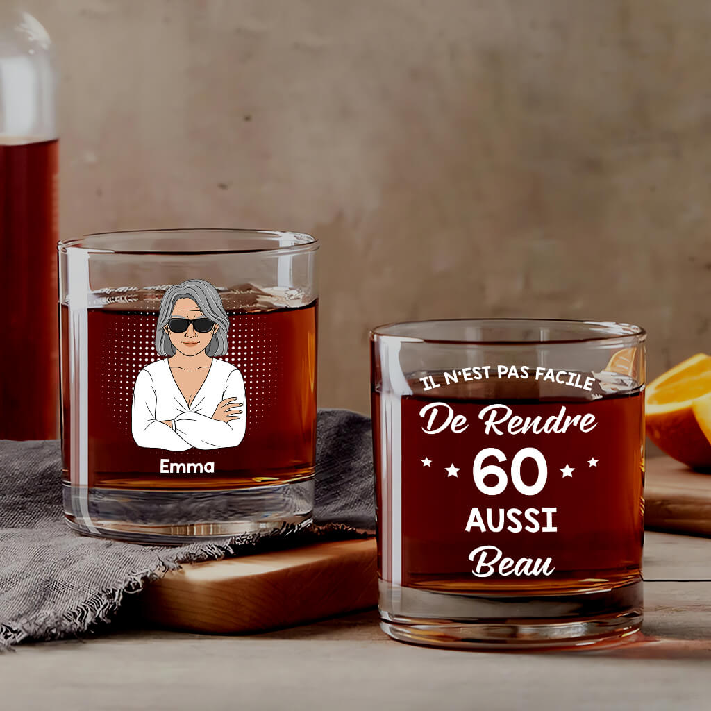 Il N'est Pas Facile De Rendre Les 60 Ans Aussi Belles - Cadeau Personnalisé | Verre À Whisky Pour Femme