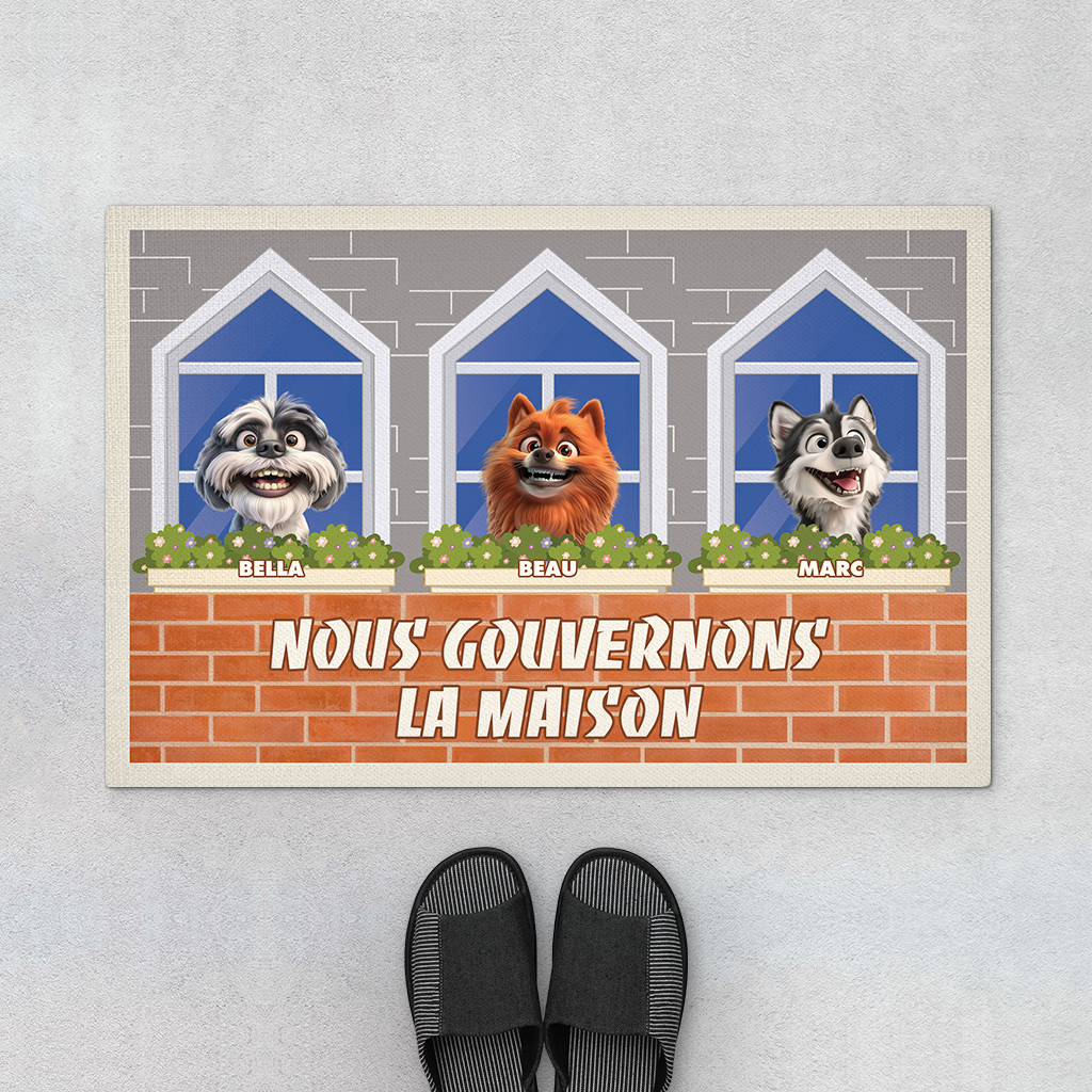 Nous Gouvenons La Maison Version Fenêtres - Cadeau Personnalisé | Paillasson Pour Amoureux Des Chiens