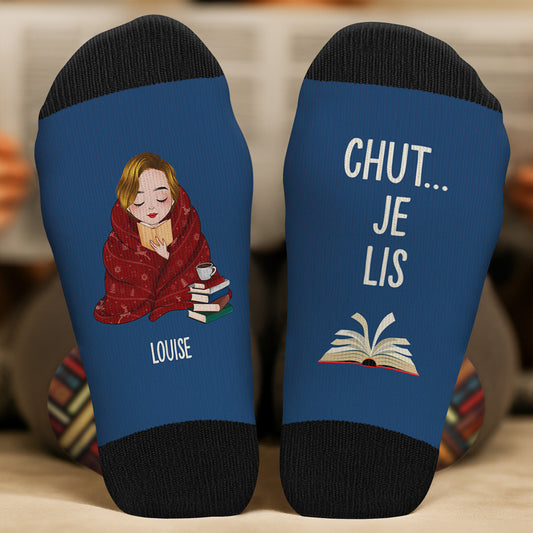 5792JFR2 chaussettes de noel personnalisees chut je lis 5792j8lna_3aa1c12a 5447 4f92 91a1 fb953e6a0c89
