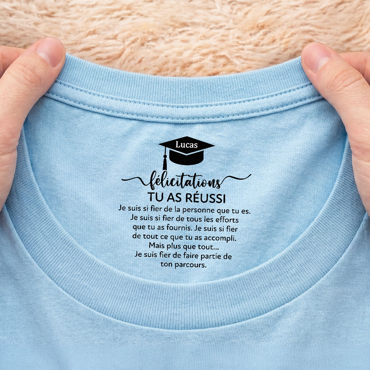 8964AFR1 cadeau pour diplome universitaire_ tee shirt personnalise blanc avec texte a l_interieur du col 8964aaavls_2