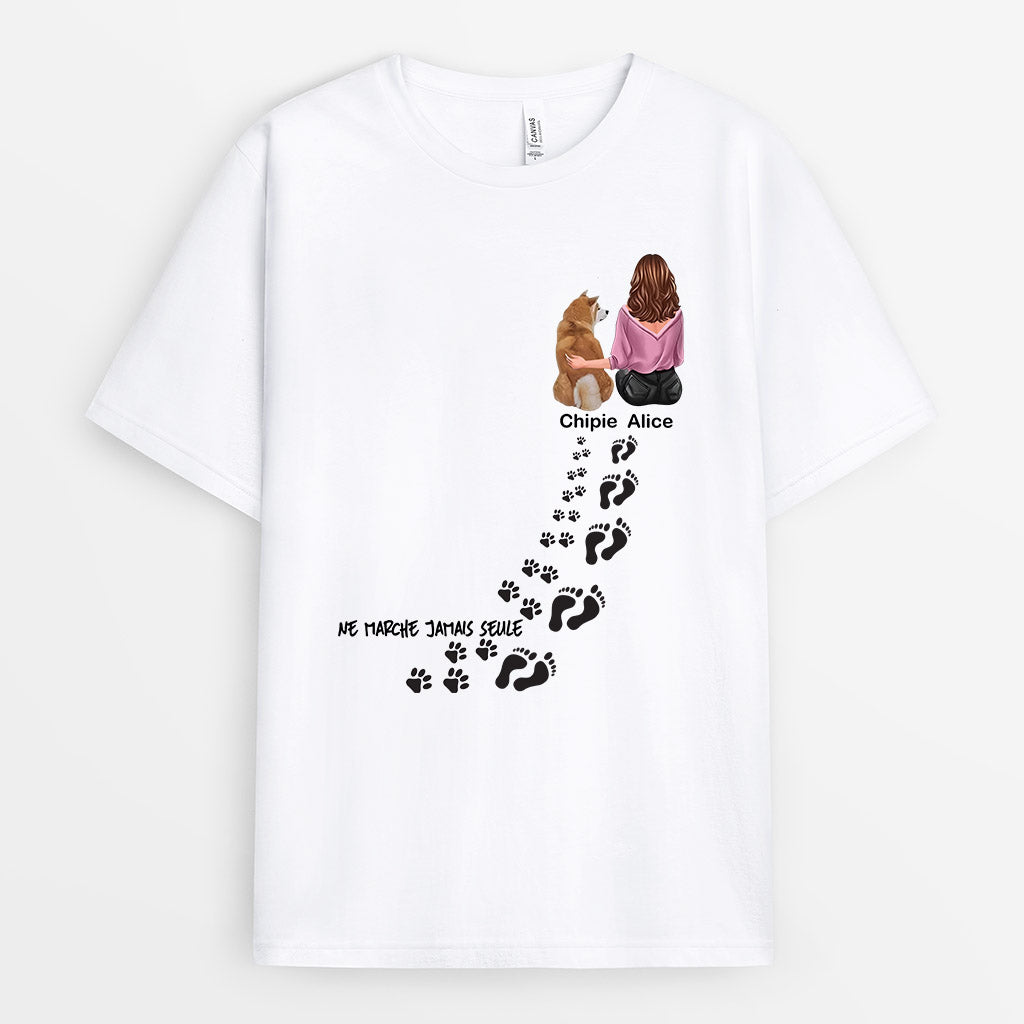 Ne marche jamais seule - Cadeau Personnalisé | T-shirt pour Amoureux des chiens